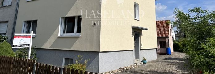 Hauseingang und Einfahrt