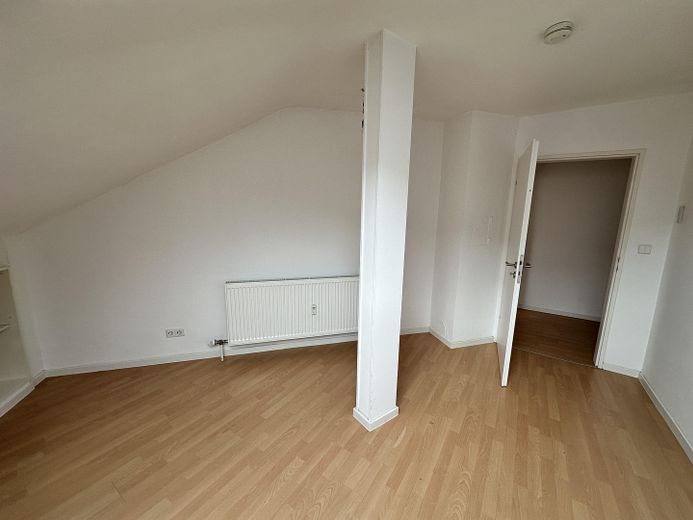 Bright 2-room attic apartment with fitted kitchen in a central location – Schlafzimmer