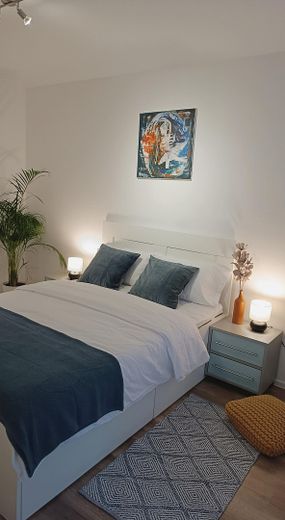 Geschmackvolle, renovierte & möblierte 2 Zi., Wohnung, großer Balkon in Olympia/MUC von Privat – Schlafzimmer 