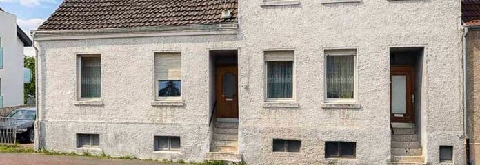 Drei Wohnungen, großes Grundstück, viele Möglichkeiten – Dreifamilienhaus in zentraler Lage