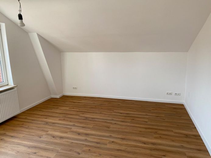 Zweifamilienhaus mit 3 Garagen – Wohnzimmer DG