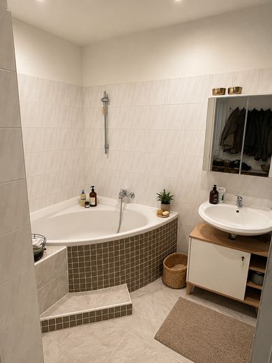 Helle, schicke 2-Zimmer Wohnung verfügbar – Badezimmer