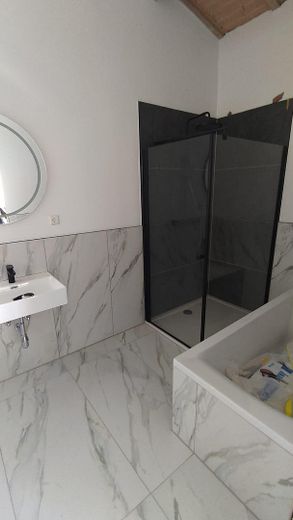 Badezimmer 2/2