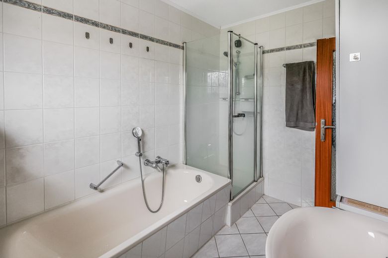 Dusche im Badezimmer