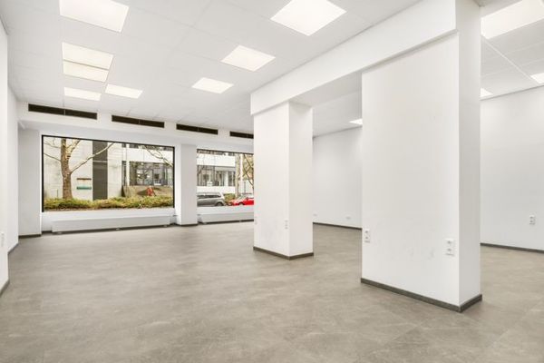 BLICKFÄNGER: Renovierte Gewerbefläche mit großer Schaufensterfront in zentraler Lage zu vermieten
