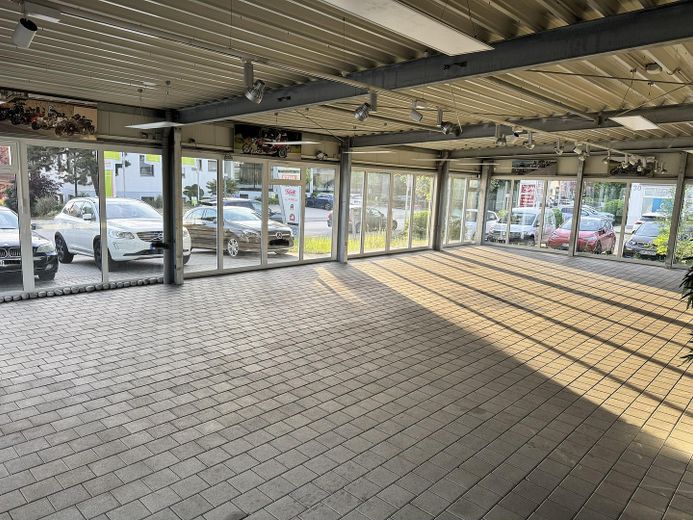 Werkstatt Ausstellung Lager mit exklusivem Betriebsleiter Wohnhaus – Verkaufsraum Straßenseitig