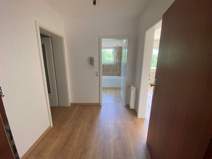 Top- Lage, schöne, ca. 53 qm Wohnung, 2 Zi.+je 1 Balkon+alle Räume mit Fenster – Eingangs- Flur