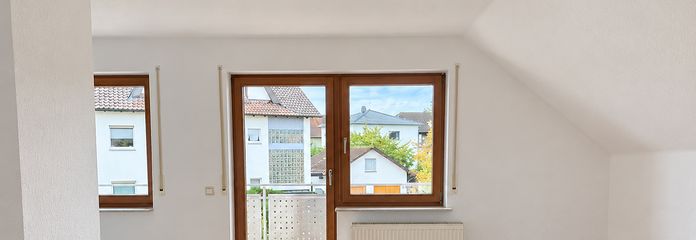 Tanto spazio su 96 m²: appartamento al piano superiore con 4 locali, balcone, cucina componibile e garage – Heller Wohnbereich mit Balkon