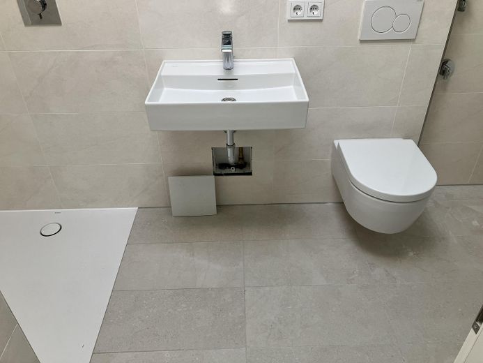 Obra nueva de 2 habitaciones en Feldmoching, amueblado y con balcón, primera ocupación – Bad mit Waschmaschinenanschluß