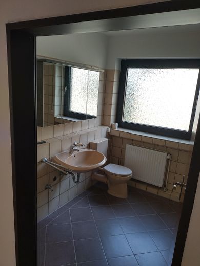 Bad Iburg, helle 3 Zimmerwohnung *PROVISIONSFREI* – Bad Blick Waschbecken/Fenster