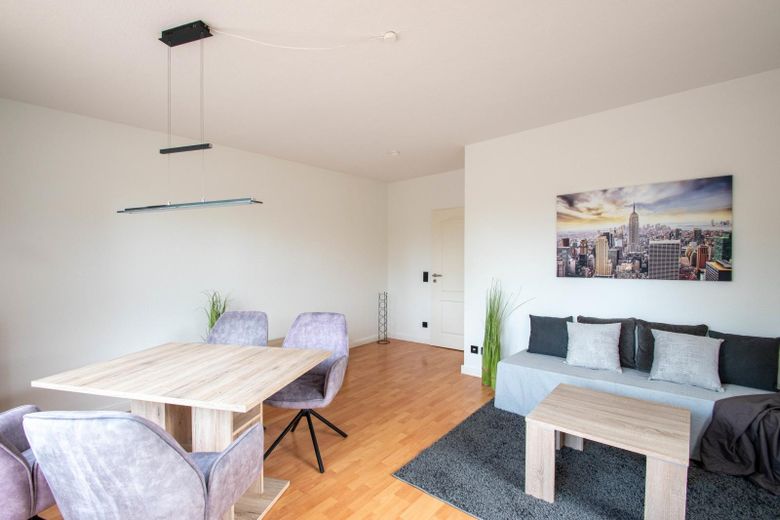 Mieszkanie 2-pokojowe z tarasem na dachu, centralnie w Adendorfie, odnowione – Wohnzimmer
