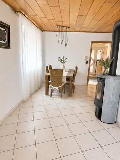 Große 4 Zimmer -Wohnung auf 2 Etagen mit 136 m² Wohnfläche, Balkon und Innenhof – Wohnzimmer mit Kamin