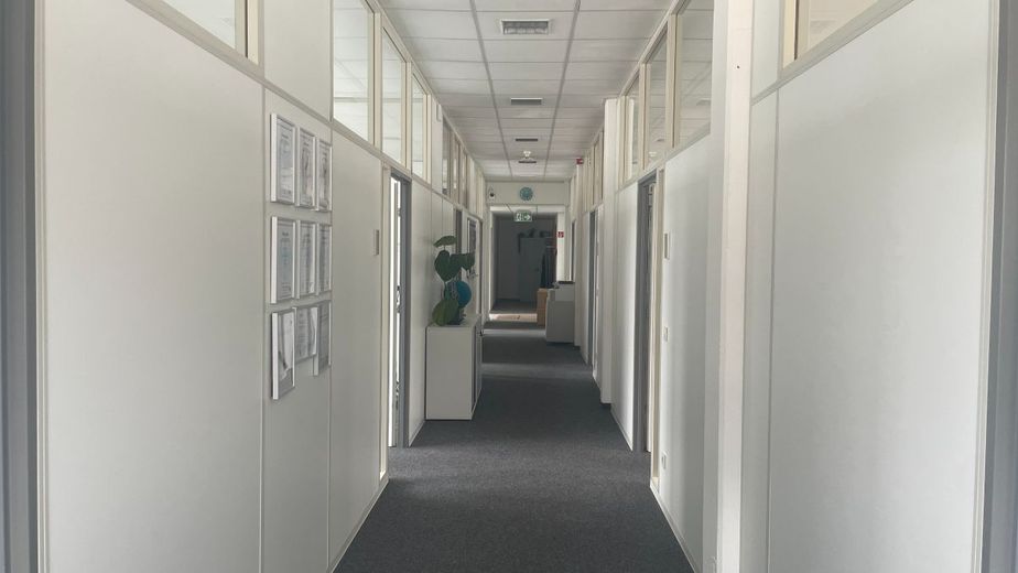 Bürofläche in Günzburg mit 250-500 m² | modern, klimatisiert, bezahlbar – 3_Flur Blickrichtung Eingang