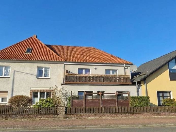 Uetze - 4-Familienhaus + Haushälfte + 3 Garagen - gepflegte Anlageimmobilie – Foto 1