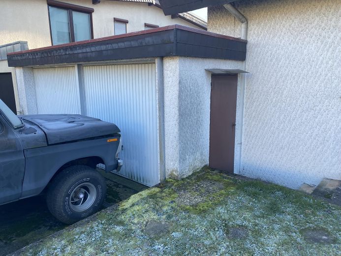 Garage + 2 Stellplätzen davor