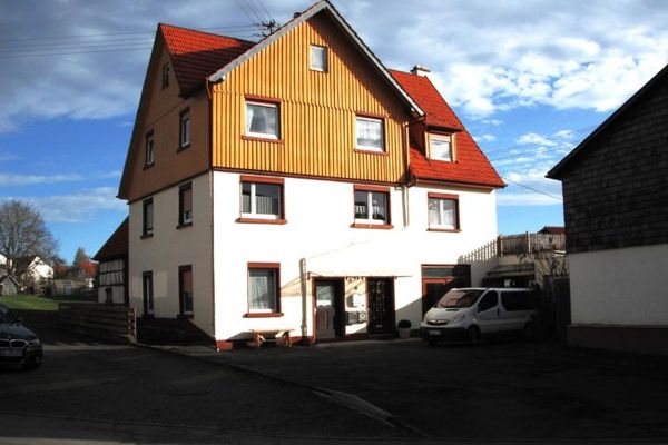 3 daireli, büyük atölyeli ve 2 garajlı çok yönlü apartman
