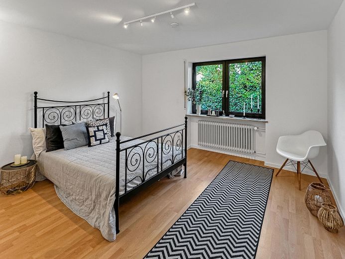 Schlafzimmer / Homeoffice EG