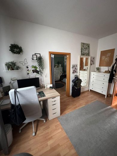 Vielseitiges Wohnhaus: Großfamilie oder 3×3-Zimmer-Wohnungen + Gewerbe & Garten – 3. Etage Wohnzimmer