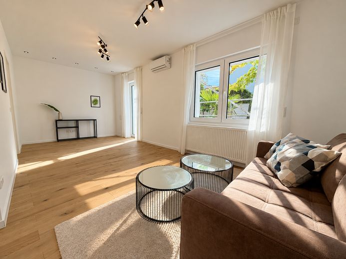 Einmalige Chance: Wohnen zwischen Burg und Stadtpark im Einfamilienhaus mit fünf Zimmern und Garten – Wohnzimmer
