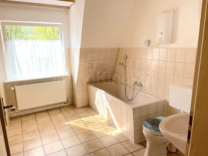 ++ EIN- ZWEIFAMILIENHAUS MIT GROSSEM POTENTIAL!! ++ MEHRGENERATIONEN WOHNEN MÖGLICH! – BADEZIMMER 2 OBERGESCHOSS