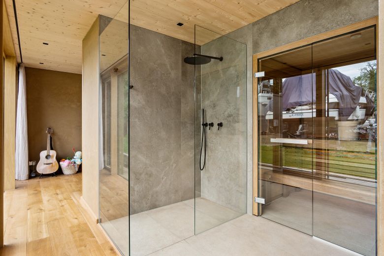 Bad mit Dusche und Sauna