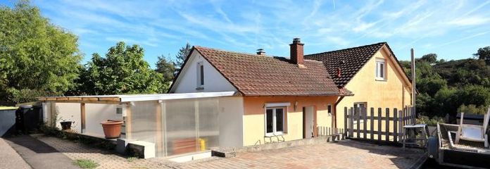 Wohnen, wo der Wein wächst: Haus mit überdachter Terrasse direkt an den Weinbergen