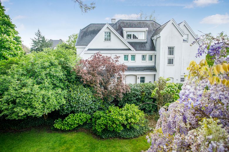 Köln-Marienburg exklusive Bürofläche in Denkmal-Villa aus 1922 – Blick aus dem Besprechungsraum