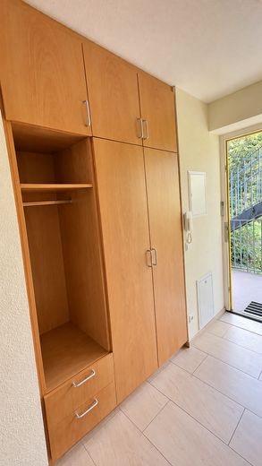 Жильё у курортного парка – Flur mit Wandschrank
