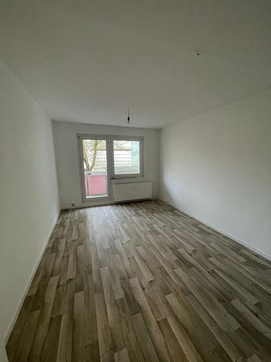 Frisch renovierte und helle 3-Zi. Whg. mit Balkon in Walddrehna – Wohnzimmer