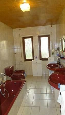 Großes Einfamilienhaus in ruhiger, gepflegter Wohnlage, mit schönem Garten und großem Balkon – Badezimmer