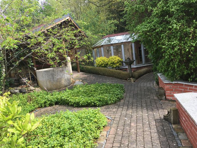 Am Waldrand gelegenes Einfamilienhaus mit ELW und parkähnlichem Garten – Gewächshaus mit Sauna