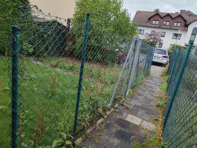 ruhige 4-Zi-Whg (ca. 95qm) mit Terrasse und Garage – Fläche Terrasse, ungepflastert