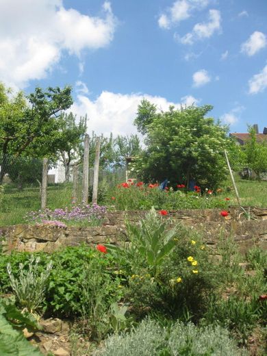 Garten mit Natursteinmauern