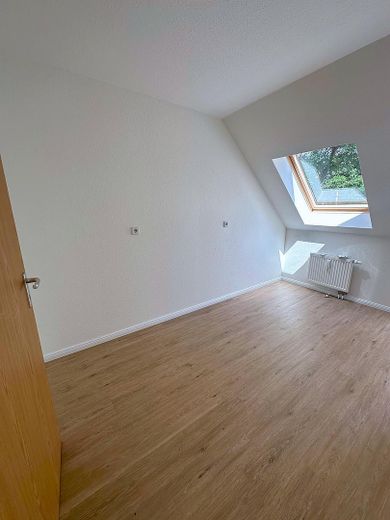 Ruhig wohnen nahe dem See: Helle 3-Zimmer-Dachgeschoss-Wohnung mit Balkon in Zossen – Küche