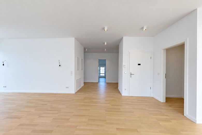 Appartamento molto luminoso, dalla disposizione moderna, con balcone (un tocco di Skywalk), garage incluso – Wohn-/Eßbereich