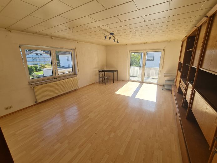 Helle 4-Zimmer-Wohnung mit Balkon & Einbauküche in Stutensee – Wohnzimmer