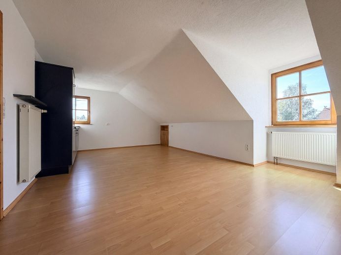 Casa adosada de 6 habitaciones con jardín, balcón orientado al sur y garaje en Germaringen – 2. OG: Wohnraum mit Gaube