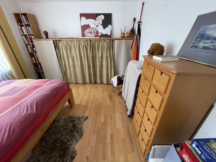Schlafzimmer mit Laminat