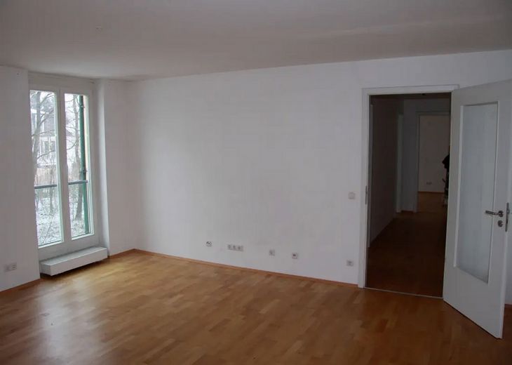 Stilvoll wohnen in Moosach/Nymphenburg: Helle 2-Zimmer-Wohnung mit Balkon in idyllischer Wohnanlage – Wohnzimmer