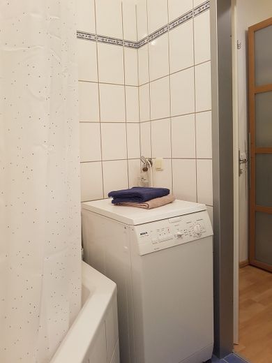 Umeblowane, perfekcyjnie rozplanowane mieszkanie z balkonem od strony słońca – Bad mit Wanne u. Waschmaschine