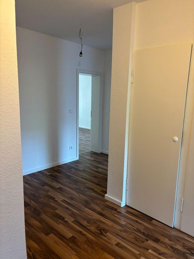 Ideale 2 Zimmer Single-Wohnung – Flur mi Wandschrank