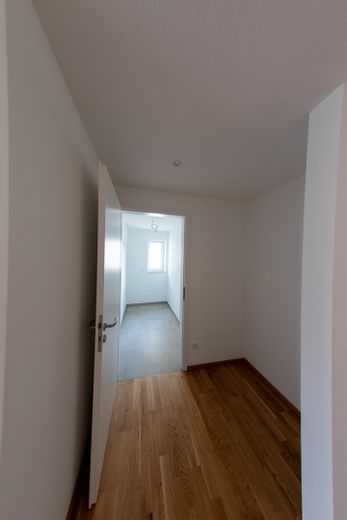 Moderne Neubau-Maisonettewohnung mit hochwertiger Ausstattung, Balkon und EBK – Abstellraum