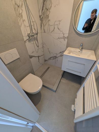 Asansör, mutfak ve balkonlu, Rüdesheim'ın en iyi konumunda 4 odalı KfW70EE penthouse-maisonette – Badezimmer separat
