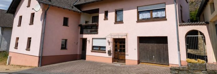 Zwei Familienhäuser, zwei Garagen & 2.842 m² Grundstück – vielseitiges Anwesen in Plütscheid