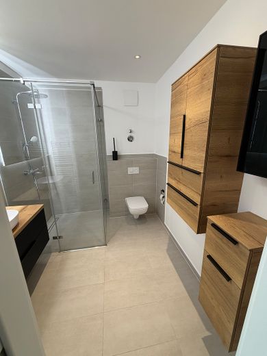 Lichtenberg'de geniş manzaralı modern yaşam: 4 oda, yerden ısıtmalı yeni bina – Duschbad