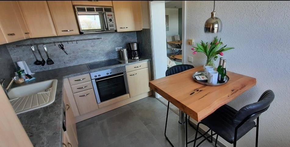 Einzigartige Ferienwohnung mit beidseitigem Ostseeblick-Toplage Orth/Fehmarn-provisionsfrei – Küche mit Blick auf den Hafen