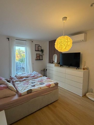 Geniş ve modern: 2 banyolu 4 odalı daire – 1. Schlafzimmer mit Balkon