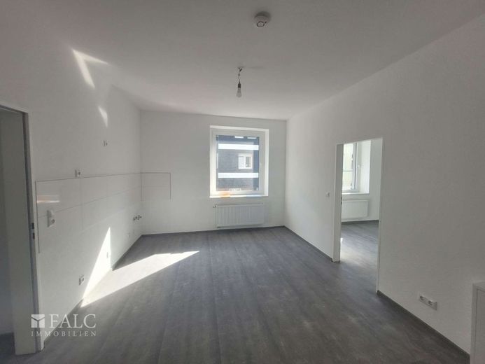 Defensiv im Risiko, offensiv in der Rendite - Top renoviertes MFH mit Arztpraxis und 12 Wohnungen – Wohnung 1. OG