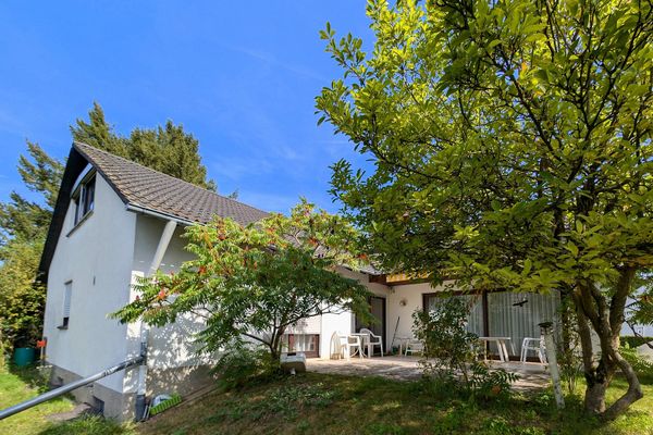 Buon prezzo - terreno di 777 m², bungalow, cantina completa, garage in posizione privilegiata nella città di Heusenstamm, zona tranquilla