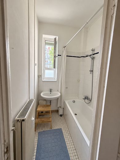 Möbliert & all inclusive: 4,5-Zimmer-Altbauwohnung Hamburg-Neustadt ab Nov '26 – Duschbad